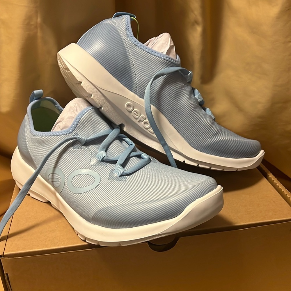 OOFOS sneakers brand new size 10